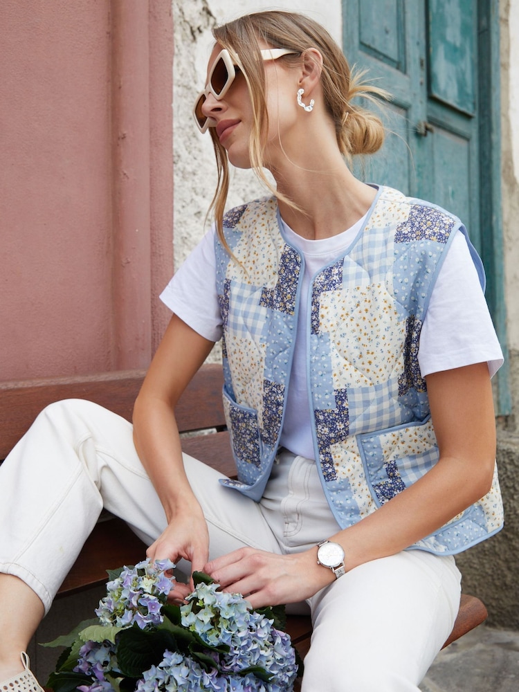 Azul - Chaleco acolchado reversible con estampado floral de patchwork de Threadbare - Imagen 1 de 5 Azul - Chaleco acolchado reversible con estampado floral de patchwork de Threadbare - Imagen 1 de 5