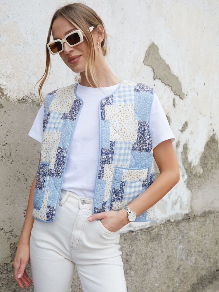 Azul - Chaleco acolchado reversible con estampado floral de patchwork de Threadbare - Imagen 2 de 5 Azul - Chaleco acolchado reversible con estampado floral de patchwork de Threadbare - Imagen 2 de 5