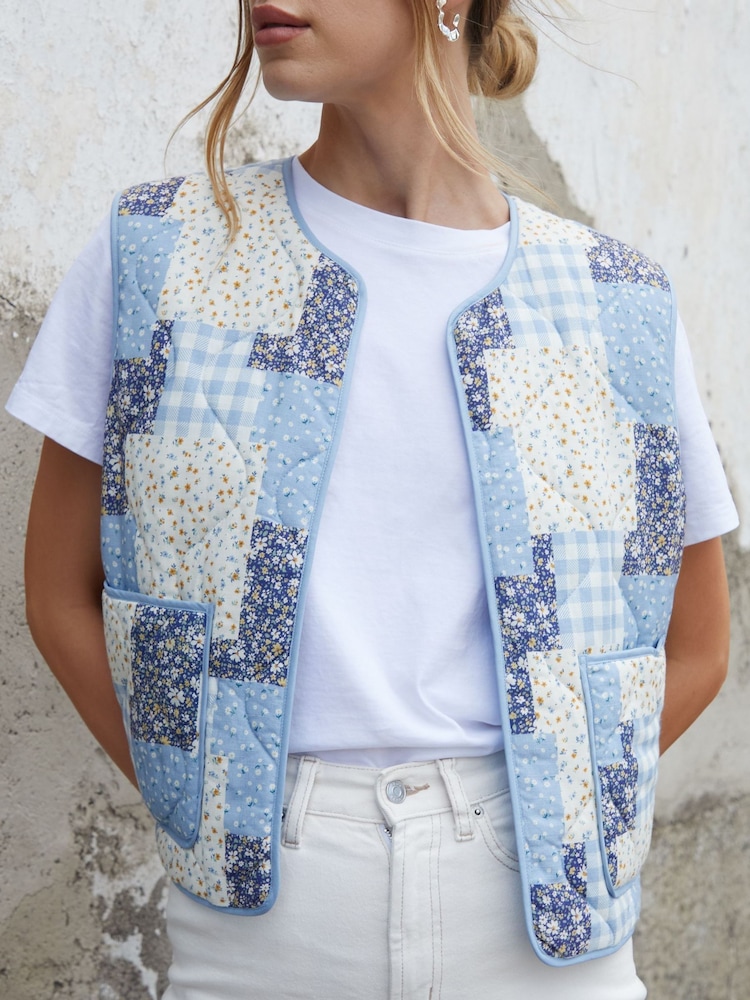 Azul - Chaleco acolchado reversible con estampado floral de patchwork de Threadbare - Imagen 5 de 5 Azul - Chaleco acolchado reversible con estampado floral de patchwork de Threadbare - Imagen 5 de 5