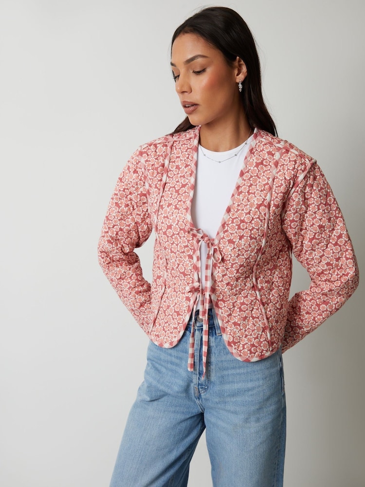 Pink - Threadbare Floral Tie Front Reversible Quilted Jacket - Bild 2 von 5 Pink - Threadbare Floral Tie Front Reversible Quilted Jacket - Bild 2 von 5