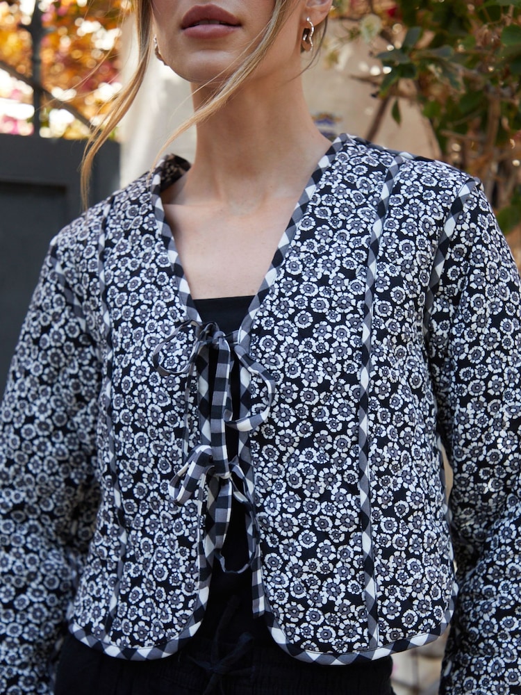 črna - Threadbare cvetlična prešita jakna z zavezovanjem spredaj - Slika 4 iz 4 črna - Threadbare cvetlična prešita jakna z zavezovanjem spredaj - Slika 4 iz 4