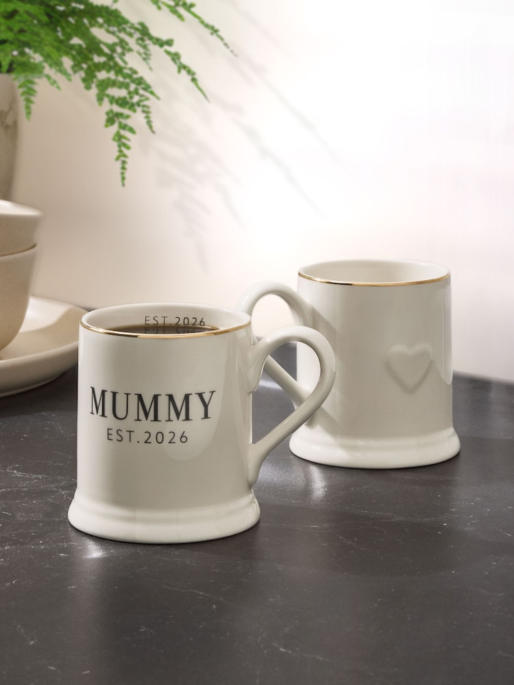 ספל עם כיתוב 2026 Est בדוגמה מונוכרומטית - תמונה 2 מתוך 4 ספל עם כיתוב 2026 Est בדוגמה מונוכרומטית - תמונה 2 מתוך 4