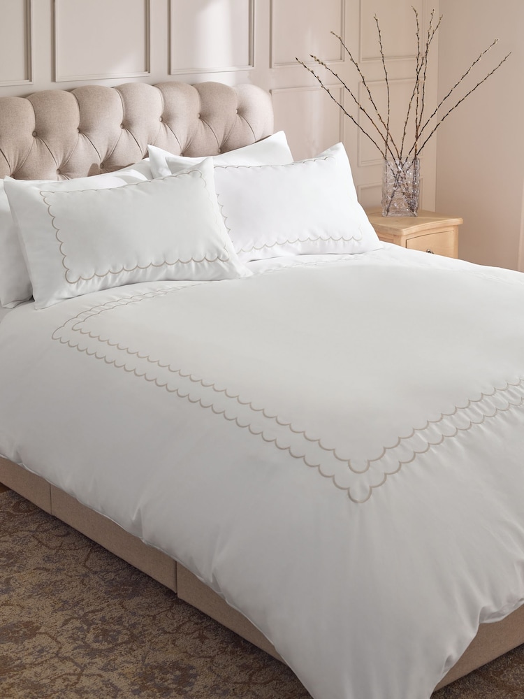 Collection Luxe 200 Thread Count Sateen Embroidered Scallop Duvet Cover and Pillowcase Set - 圖片 1/4