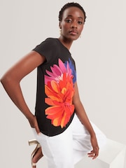 تيشرت Riccia بقصَة ضيقة مُزيّن بطبعة من Ted Baker - صورة 6 من 8