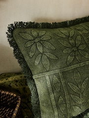 Cojín con diseño floral grabado y flecos de French Connection - Imagen 4 de 5