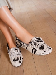 طباعة شكل جلد بقرة - Love & Roses Suede Whipstich Fringe Moccassin Casual Loafer Shoe - صورة 1 من 5
