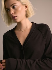 Čokoladno rjava - Mehka pletena jopa z V-izrezom, bogatim bombažem in gumbi - Slika 5 iz 8