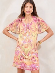 Rosa estampado - Vestido recto plisado con estampado floral de Lipsy - Imagen 1 de 4