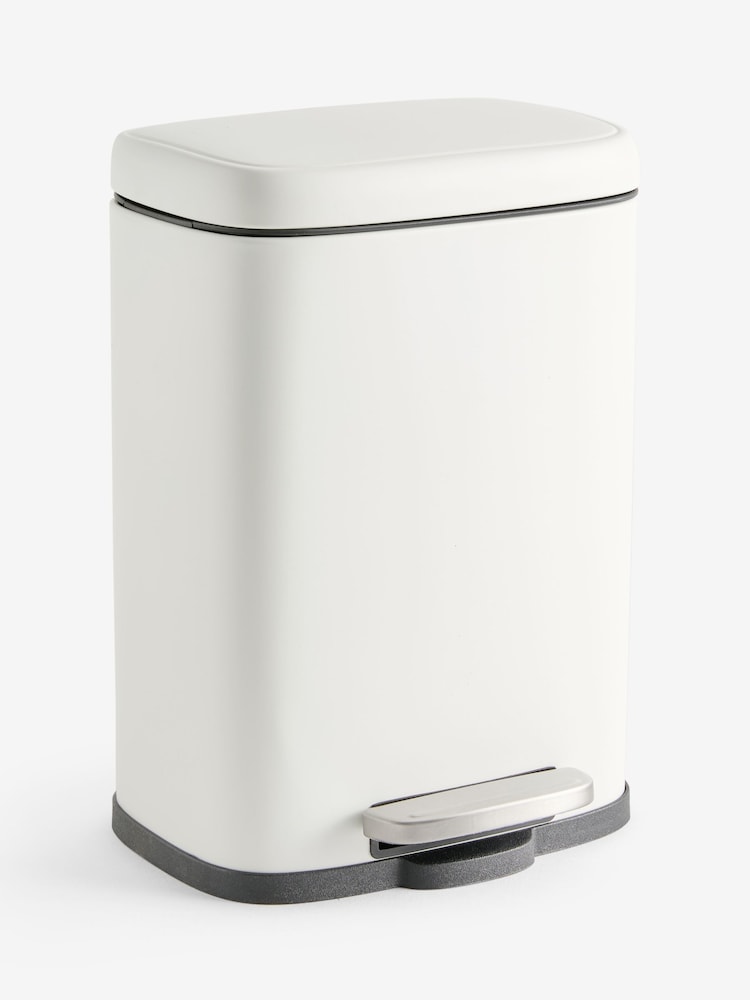 White Soft Close 5 Litre Pedal Bin - Image 1 of 1 White Soft Close 5 Litre Pedal Bin - Image 1 of 1