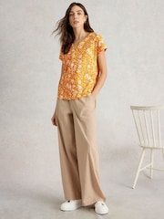 Amarillo con limones - Camiseta de algodón 100  con muesca en el cuello Nelly de White Stuff - Imagen 1 de 6