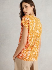 Amarillo con limones - Camiseta de algodón 100  con muesca en el cuello Nelly de White Stuff - Imagen 2 de 6