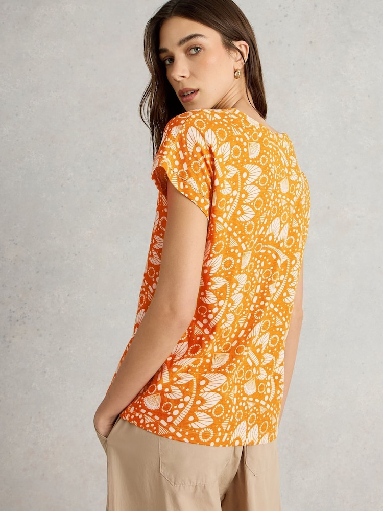 Amarillo con limones - Camiseta de algodón 100  con muesca en el cuello Nelly de White Stuff - Imagen 2 de 6