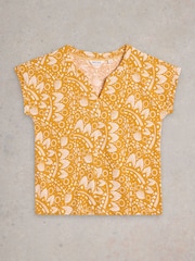 Amarillo con limones - Camiseta de algodón 100  con muesca en el cuello Nelly de White Stuff - Imagen 5 de 6