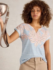 Blanco - Camiseta de algodón 100  con muesca en el cuello Nelly de White Stuff - Imagen 1 de 6