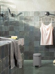 Brabantia Mineral Concrete Grey NewIcon Pedal Bin - Image 4 of 4