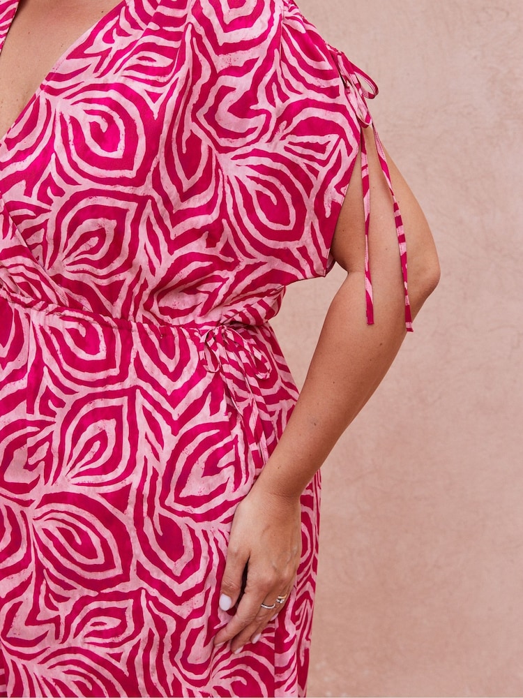 Live Unlimited Pink Petite Curve Print Gathered Midi Dress - Image 2 of 4