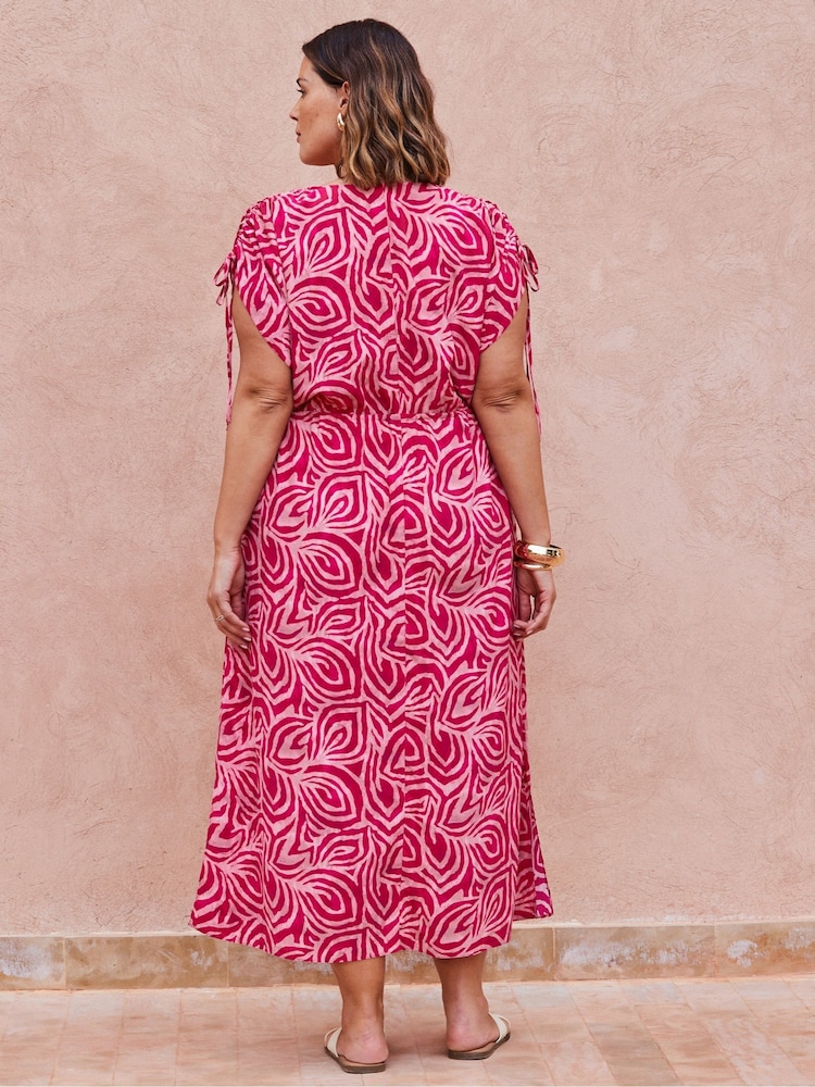 Live Unlimited Pink Petite Curve Print Gathered Midi Dress - Image 4 of 4
