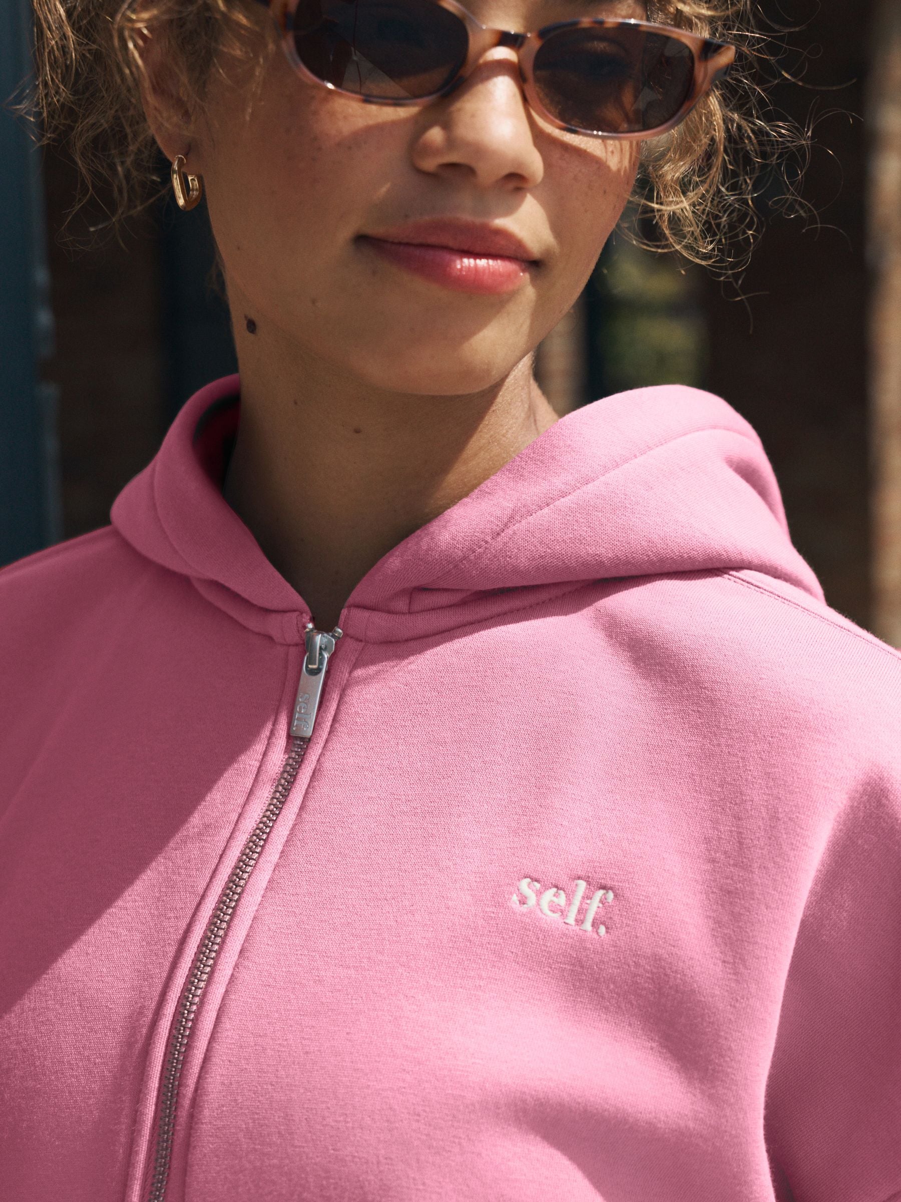 Next：日本 ブライトピンク - フード付きジップスルージャケット from