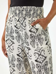 Roman מכנסיים בגזרת קרופ עם הדפס וכיווצים, מידות קטנות - תמונה 5 מתוך 5