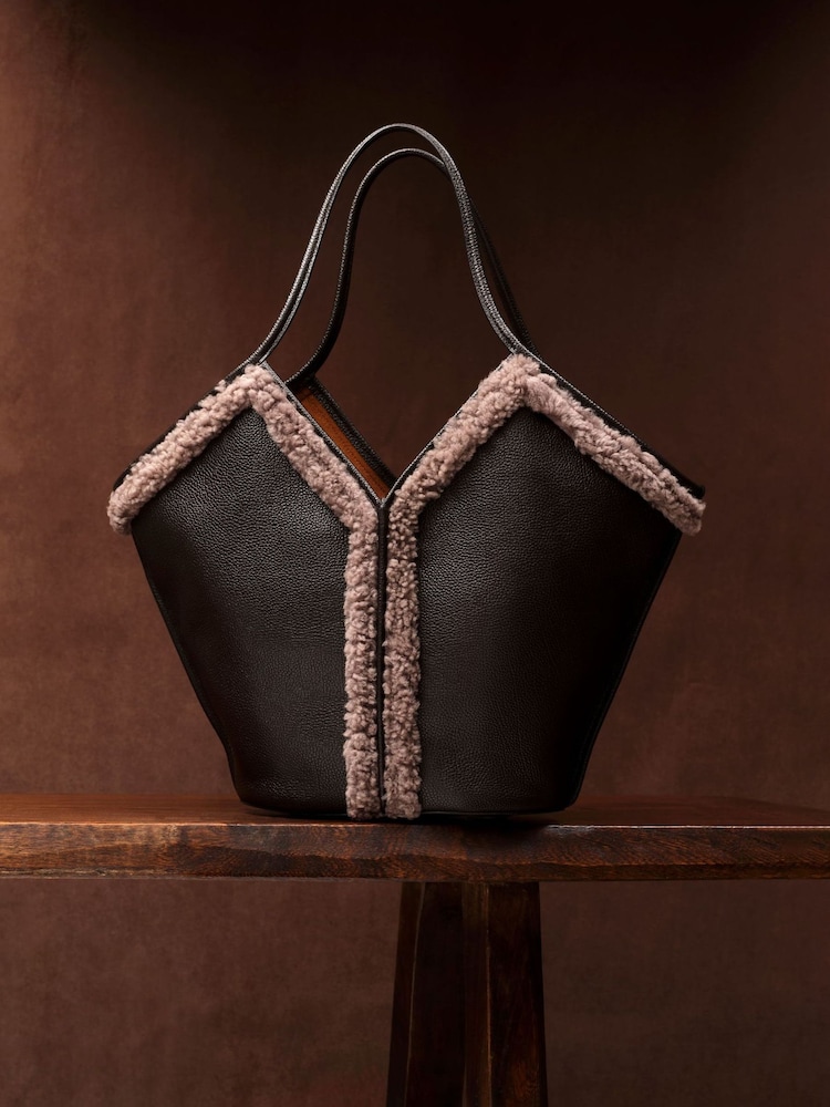 حقيبة مزينة بتشطيبات من جلد الخراف المجعد Calella من Hereu Studio - Image 1 of 11 حقيبة مزينة بتشطيبات من جلد الخراف المجعد Calella من Hereu Studio - Image 1 of 11