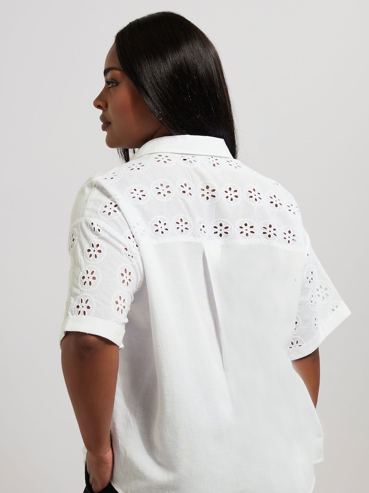Yours Curve Broderie Containing Shirt - Imagen 2 de 3 Yours Curve Broderie Containing Shirt - Imagen 2 de 3