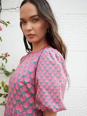 Another Sunday Pink Poplin Short Puff Sleeve Tiered Smock 100% Cotton Midi Dress - Image 3 of 4