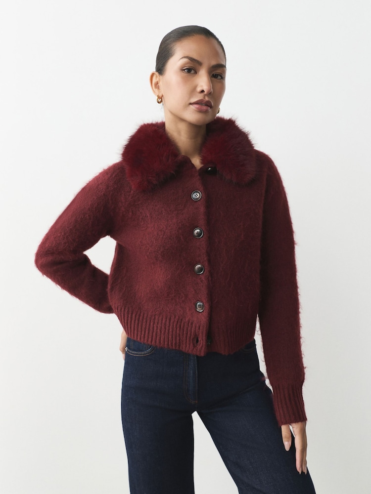 Burgunderrot - Strickjacke mit Kragen aus Fellimitat - Bild 1 von 4