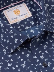 أزرق داكن أزرق - عادي - قميص مصنوع من القطن 100% بأكمام طويلة ونقشة زهور صغيرة من Brook Taverner - Image 5 of 5