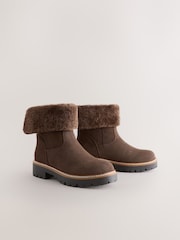Chocolate marrom - Forever Comfort® Faux Fur Cuff Ankle Boots - Imagem 2 de 5