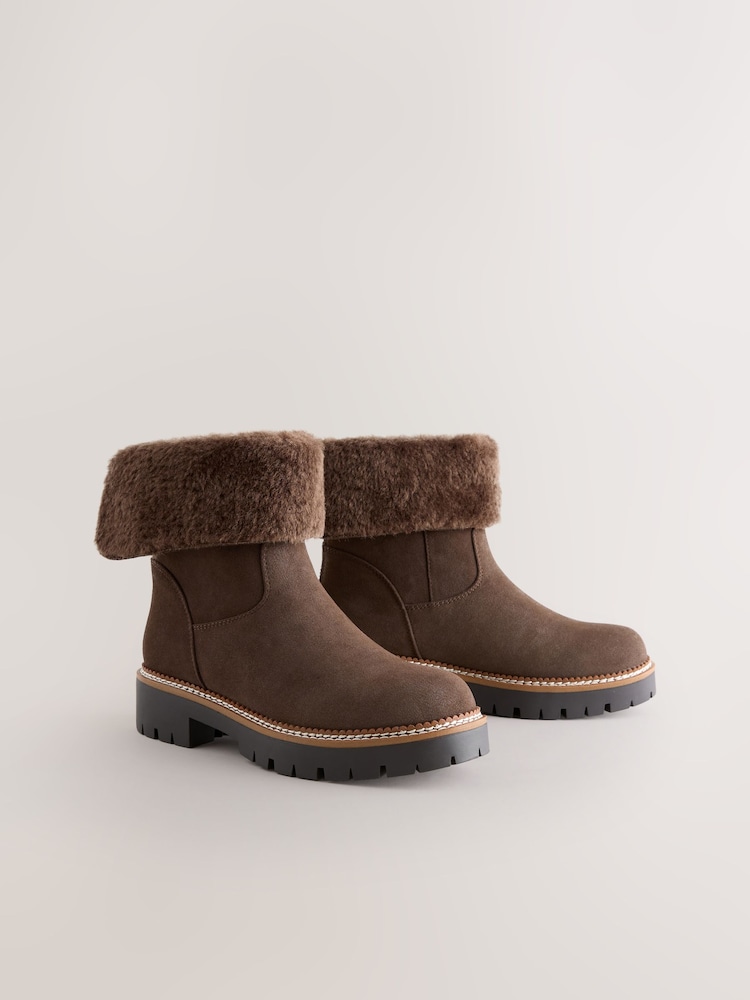 Chocolate marrom - Forever Comfort® Faux Fur Cuff Ankle Boots - Imagem 2 de 5