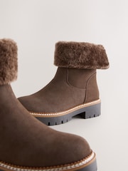 Chocolate marrom - Forever Comfort® Faux Fur Cuff Ankle Boots - Imagem 5 de 5