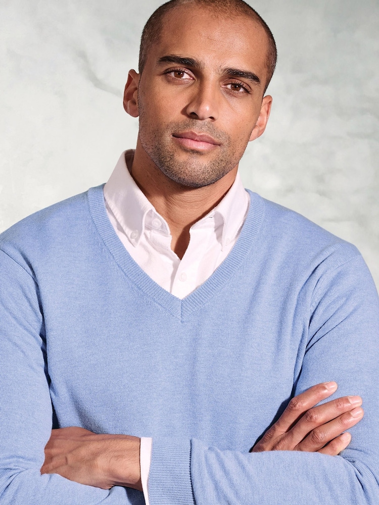 Himmelblau - Brook Taverner V-Neck Jumper - Bild 3 von 3 Himmelblau - Brook Taverner V-Neck Jumper - Bild 3 von 3