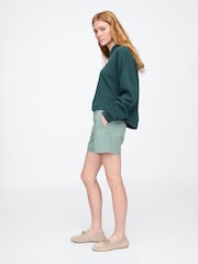 Verde - Pantalones cortos chinos de talle medio 5" Downtown de Gap - Imagen 3 de 5