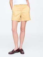 Butter Yellow - Pantalones cortos chinos de talle medio 5" Downtown de Gap - Imagen 4 de 5