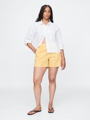 Butter Yellow - Pantalones cortos chinos de talle medio 5" Downtown de Gap - Imagen 5 de 5