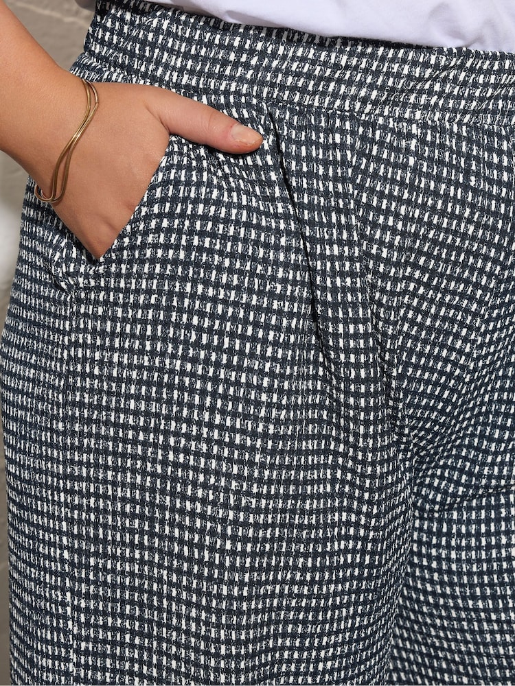 Yours Curve Black Crinkle Gingham Wide Leg Trousers - Image 4 of 4 Yours Curve Black Crinkle Gingham Wide Leg Trousers - Image 4 of 4