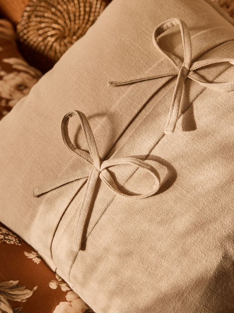 Laura Ashley Sasha Bow Cushion - Imagen 2 de 2