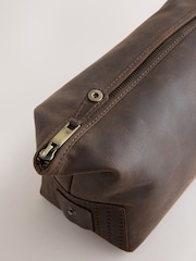 Čokoladno rjava - Torbica za umivanje iz mastnega usnja - Slika 3 iz 5