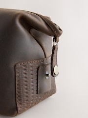 Čokoladno rjava - Torbica za umivanje iz mastnega usnja - Slika 4 iz 5