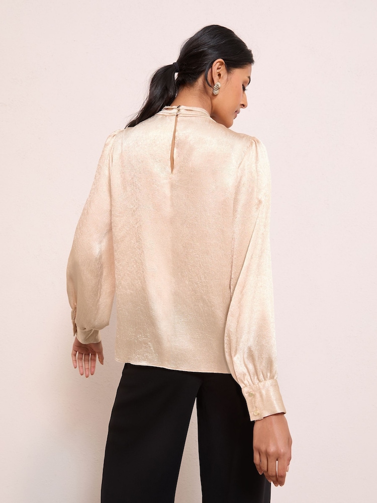 Crema - Friends Like These Crushed Satin Twist Neck Long Sleeve Blouse - Imagen 4 de 4