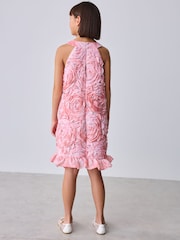 فستان بحمالة رقبة وردي بنقشة زهرية بارزة الملمس ثلاثية الأبعاد من Baker by Ted Baker - صورة 4 من 12