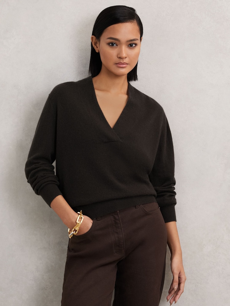 بني - Reiss Mia Cashmere V-Neck Jumper - صورة 1 من 6 بني - Reiss Mia Cashmere V-Neck Jumper - صورة 1 من 6