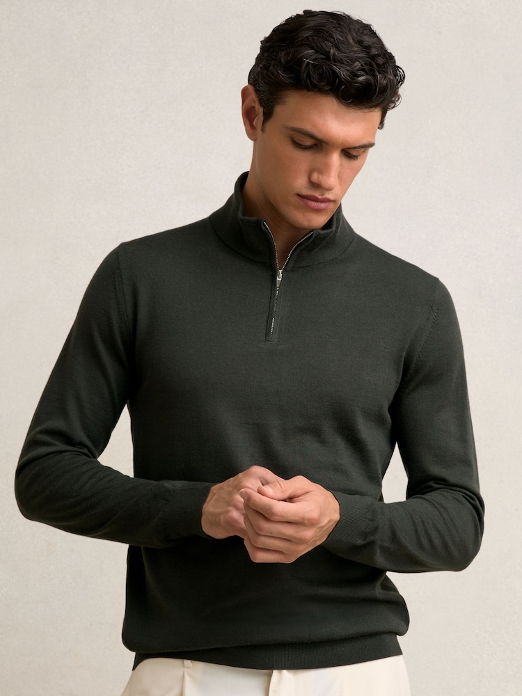 Dunkles Military-Grün - Reiss Blackhall Pullover aus Merinowolle mit Trichterhals und halbem Reißverschluss - Bild 1 von 6 Dunkles Military-Grün - Reiss Blackhall Pullover aus Merinowolle mit Trichterhals und halbem Reißverschluss - Bild 1 von 6