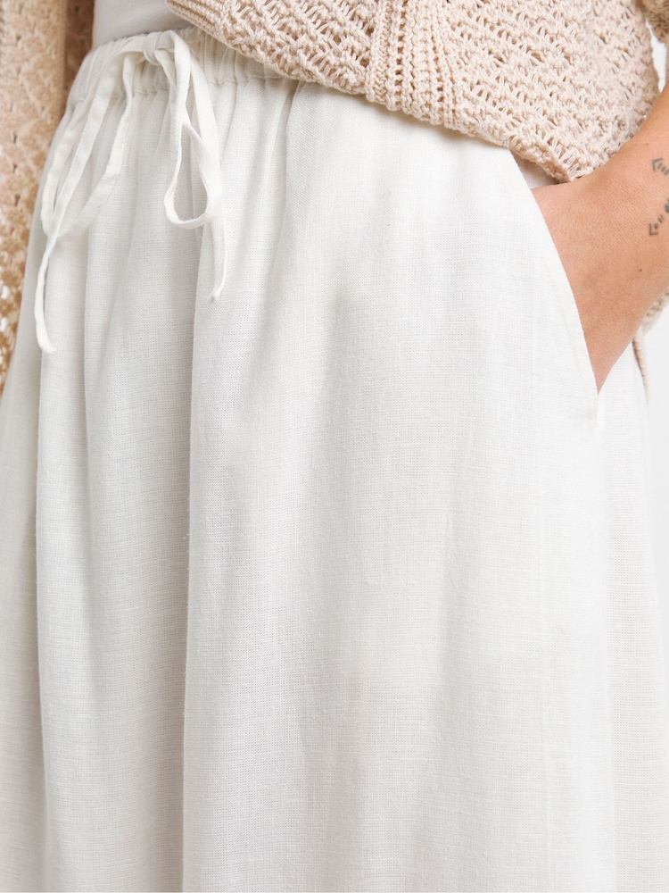 JD Williams White Broderie Scalloped Hem Maxi Skirt - Image 4 of 4 JD Williams White Broderie Scalloped Hem Maxi Skirt - Image 4 of 4