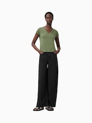 Зеленый - AllSaints Anna V 100% Organic Cotton T-Shirt - Изображение 4 из 8