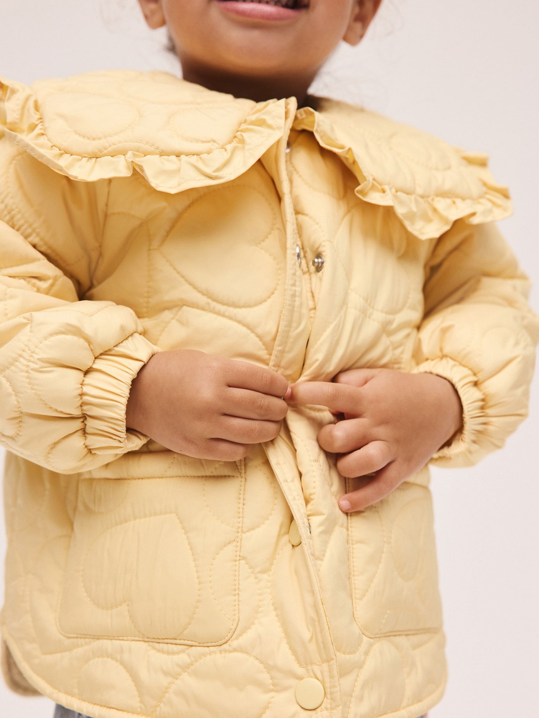 コムコム 18aw フリル キルティング ノースリーブ ジャケット サイズS Next：日本 レモンイエロー - 小雨耐性フリル襟付きキルティング