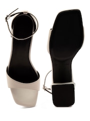 Natural - Off The Hook Knightsbridge Leather Block Heel Ankle Strap Sandals - Imagen 6 de 6