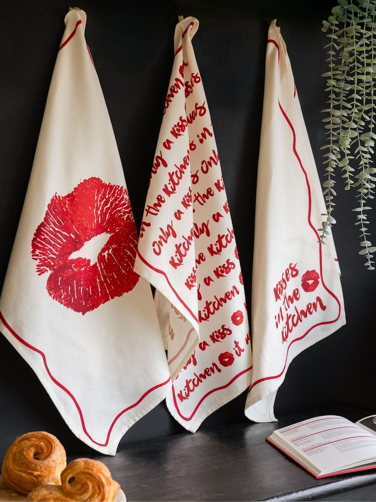 Rockett St George Set of 3 Red Lipstick Tea Towels - Image 2 of 6