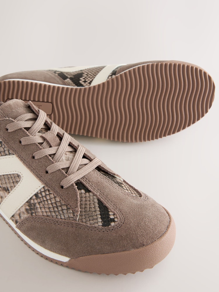 চকোলেট ব্রাউন - ফরএভার কমফোর্ট® স্লাইমলাইন সাইড স্ট্রাইপ লেইস আপ ট্রেনার - 10এর মধ্যে 10 ছবি