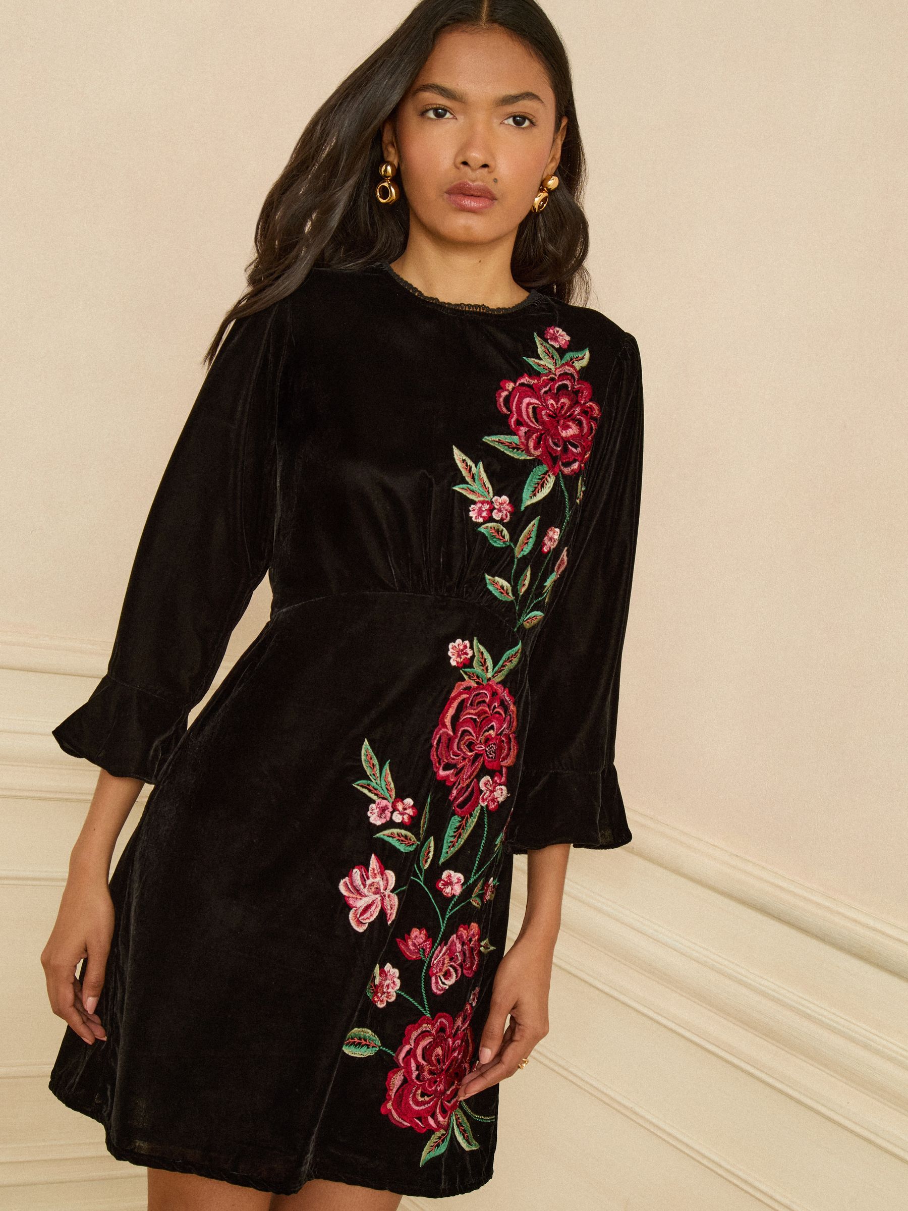 【新品タグ付き】Vol.2 Rose Embroidered Dress Buy Love & Roses Black Velvet Rose Embroidered Mini Dress from